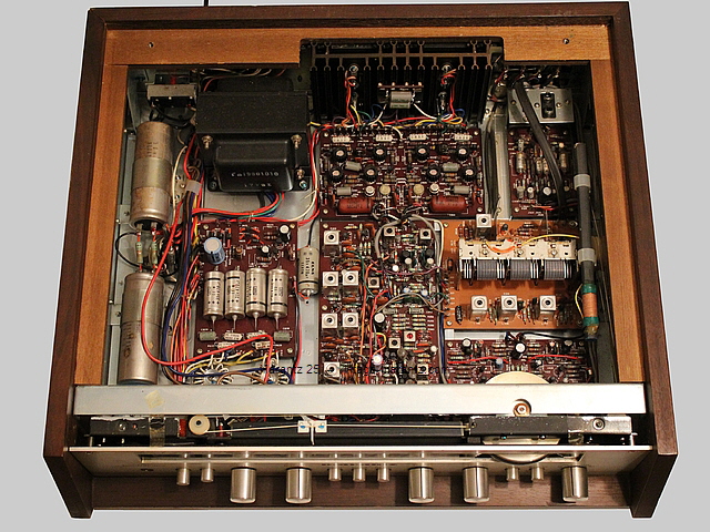 a_Marantz_25_Inside.jpg